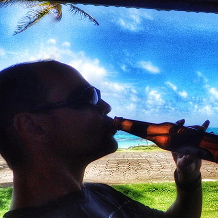 Alfredo, tomando una cervecita en Nicaragua